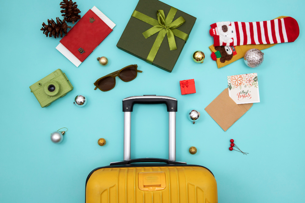 Free photo christmas travel concept with luggage